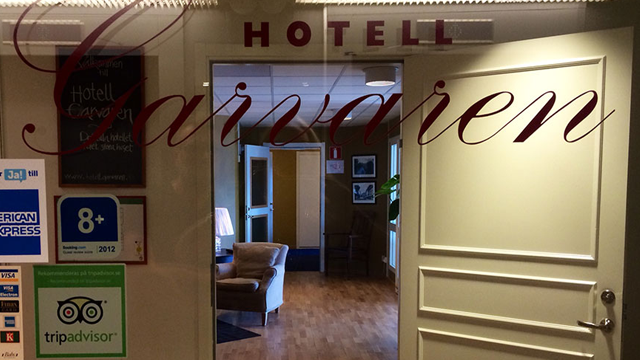 Entrén till Hotell Garvaren med en inbjudande atmosfär och en bekväm sittgrupp i bakgrunden.