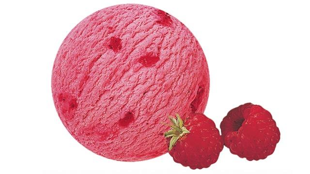 En rund, rosa glassboll med hallonbitar, omgiven av färska hallon.