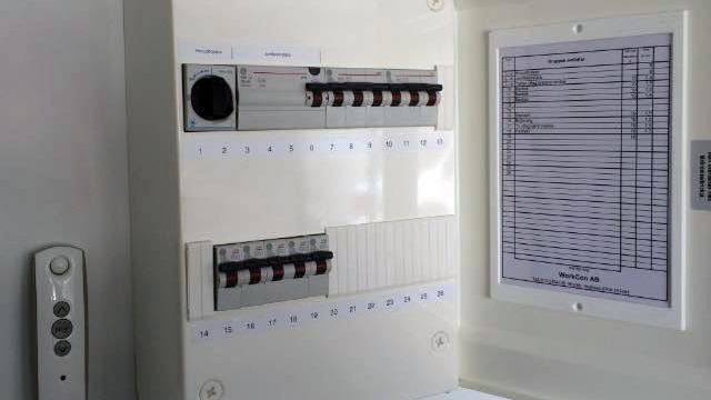 En elcentral med säkringar och en lista över elektriska kretsar.
