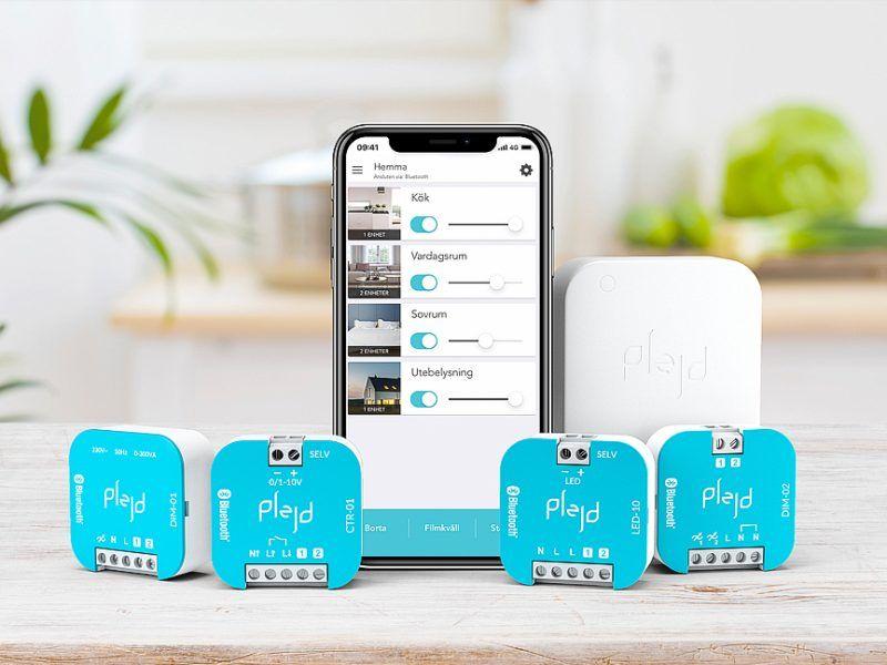 Smart hem-enheter från Plaiid med en mobilapp som visar inställningar och kontroller i ett kök.