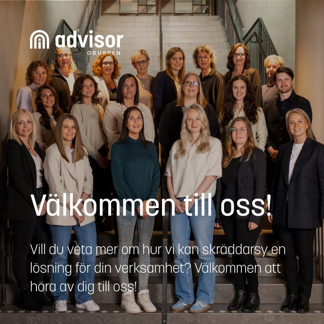 Gruppbild av medarbetare från Advisor Gruppen som står på en trappa, med texten "Välkommen till oss!" i förgrunden.