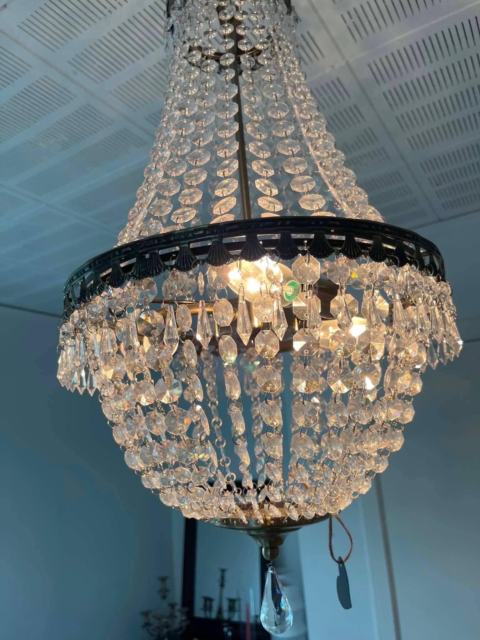 En elegant kristallkrona med glittrande hängen som hänger från taket i ett rum.